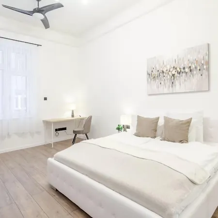 Modern Two Bedroom Retreat *